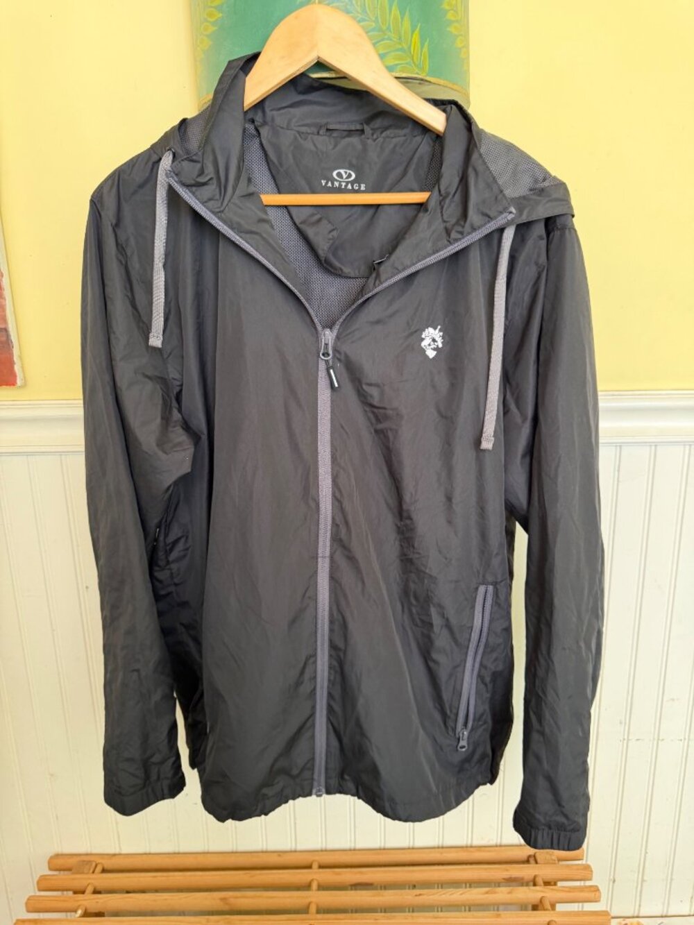 Vantage Black Lightweight Hooded Jacket With Zip Pockets & Embroidered Logo MD